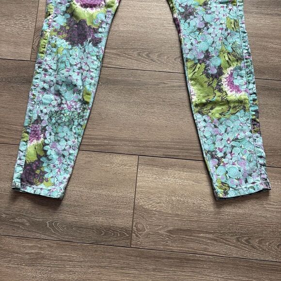MM129 ✨Host Pick✨ Guess floral print brittany ankle length skinny jeans - Picture 4 of 10